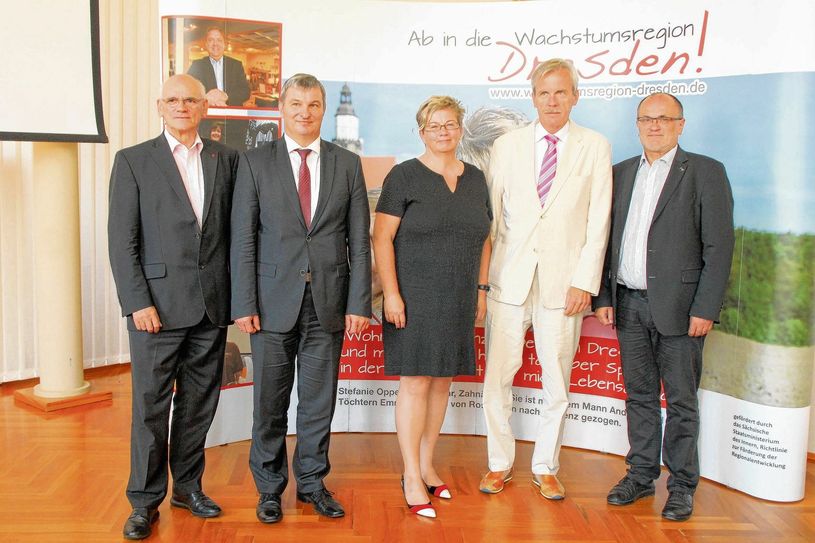 Der Kamenzer Oberbürgermeister Roland Dantz (re.) freut sich über die „Heimholer-Unterstützer“: Wilfried Rosenberg (BVMW - Bundesverband mittelständische Wirtschaft), Steffen Leonhardi (Arbeitsagentur Riesa), Gerlinde Hildebrand (Arbeitsagentur Pirna), Thomas Wünsche (Geschäftsführer Arbeitsagentur Dresden; v.l.n.r.). Foto: FF