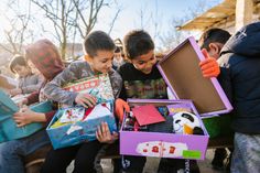 Kinder in Rumänien freuen sich über Schuhkartons.