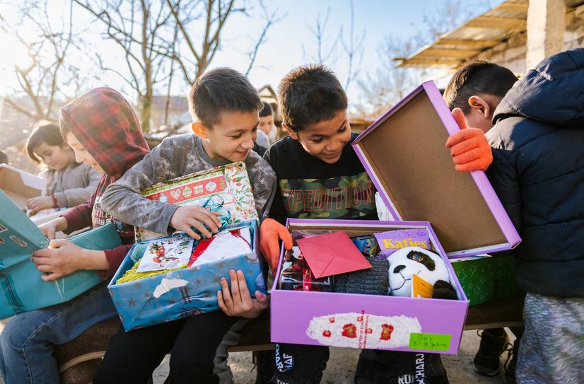 Kinder in Rumänien freuen sich über Schuhkartons.