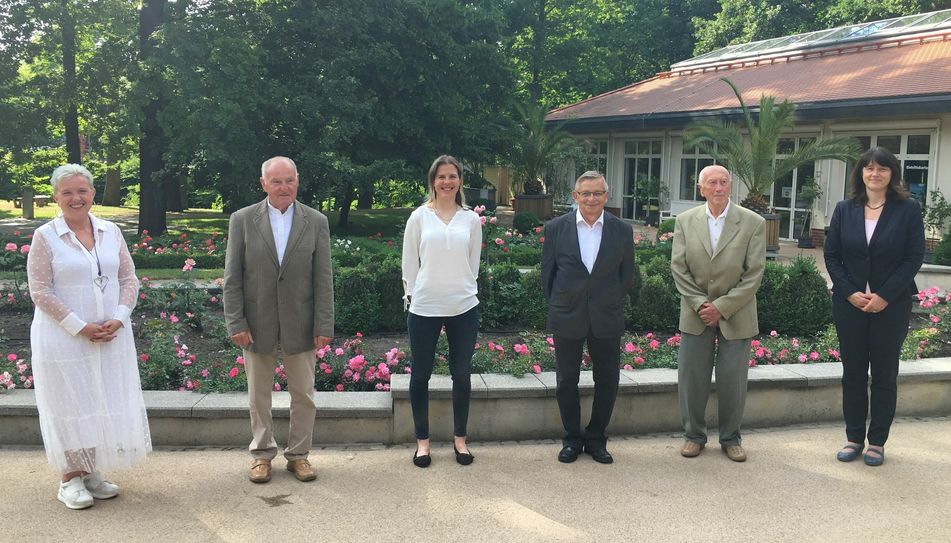 Bürgermeisterin Simone Taubenek, Sigmar Tilgner, Romy Kasper, Klaus Merschank, Reinhard Natusch, Vorsitzende der Stadtverordnetenversammlung Daniela Reuter (v.l.) im Forster Rosengarten. Foto: Stadt Forst (Lausitz)