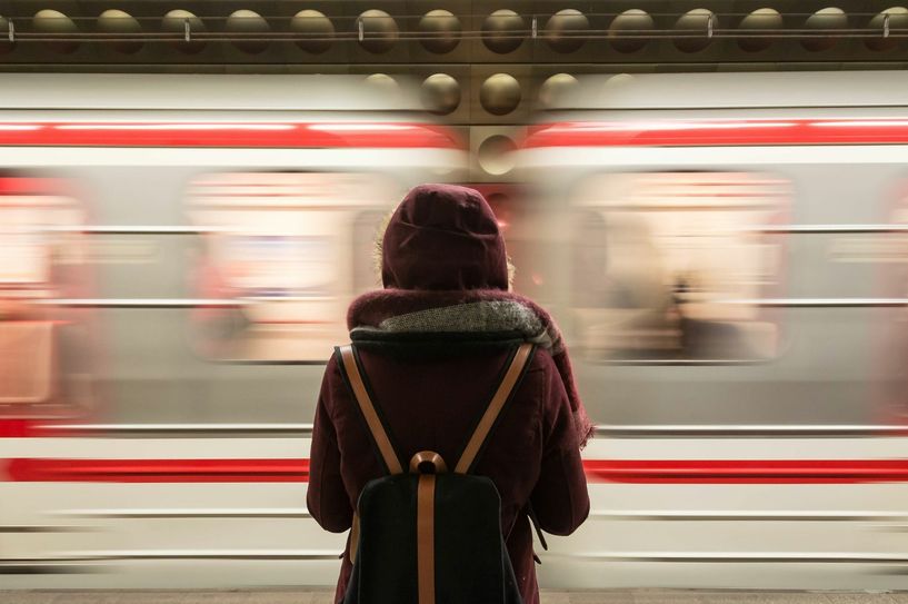Für viele Bewohner kleiner Gemeinden mit Haltepunkten wird es sicher kein schönes Gefühl sein, wenn der RegionalExpress künftig ohne einen Halt, aber dafür in einem Affentempo vorbei rast. Foto: Pexels
