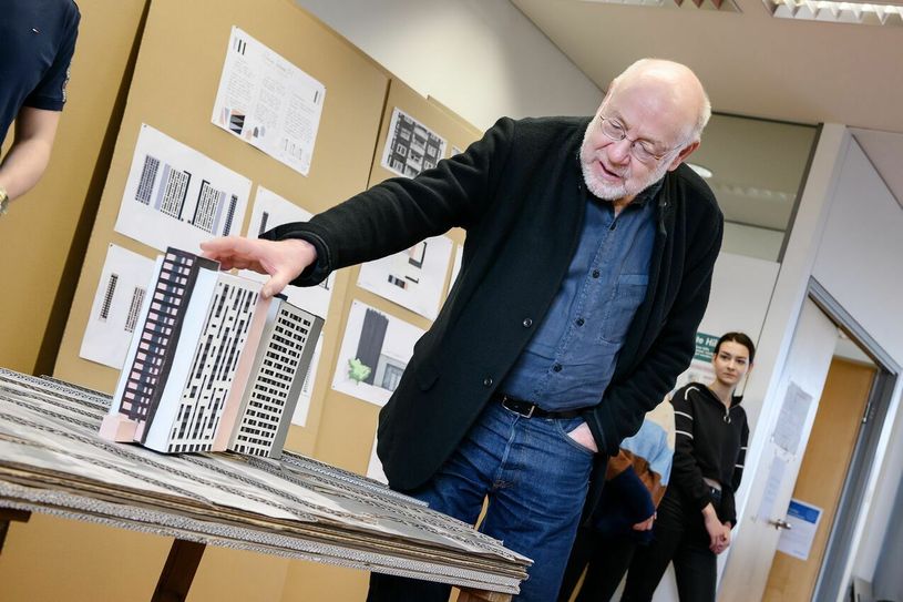 Professor Dr. Ralf Weber mit einem weiteren Entwurf