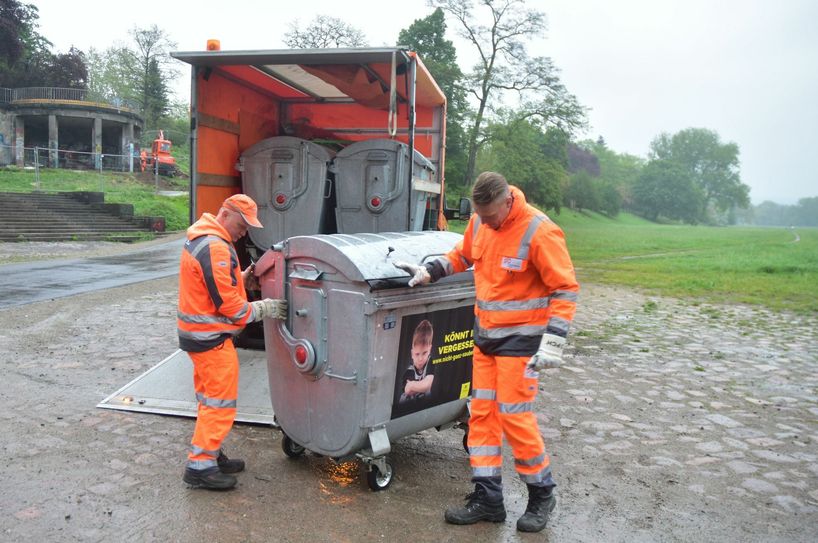 Steffen Tomschke und Thomas Toth (v.l.) beim Aufstellen einer Zusatztonne.                            Foto: Schiller