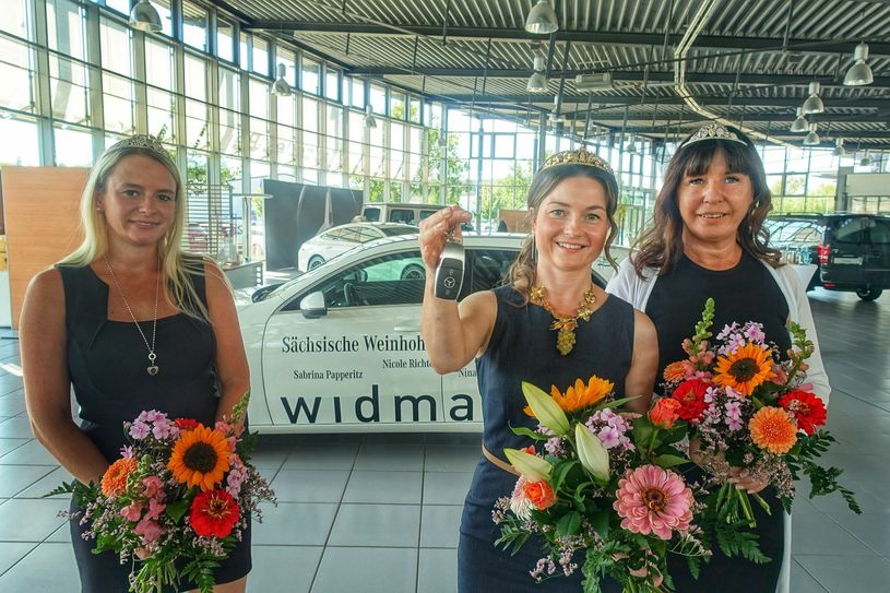 V.l.: Weinprinzessin Sabrina Papperitz, Weinkönigin Nicole Richter und Weinprinzessin Nina Koblenz nahmen das Weinhoheiten-Auto in Empfang. Foto: Schramm