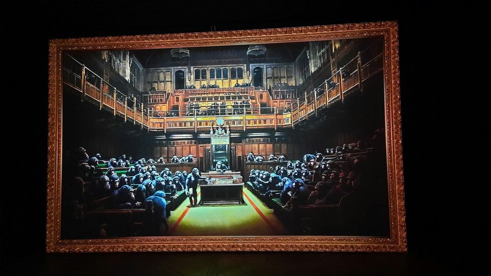 Dieses Werk heißt "Devolved Parliament", wurde 2009 von Banksy in Öl gemalt und 2019 für 11,1 Millionen Euro bei Sotheby's versteigert.