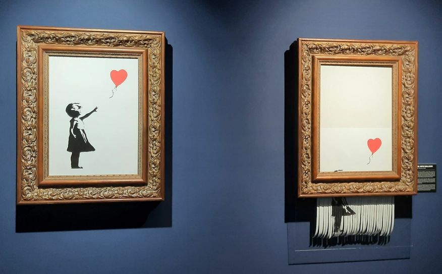 »Girls with Ballon« wurde 2018 für 1,2 Millionen Euro bei Sotheby's in London versteigert. Das Bild zerstörte sich noch während der Auktion durch einen im Bildrahmen eingebauten Schredder teilweise selbst. Jetzt heißt das Werk »Love is in the Bin" (Liebe ist im Eimer) und wird am 14. Oktober erneut für vermutlich fünf bis  sieben Millionen Euro versteigert. Fotos: Pönisch