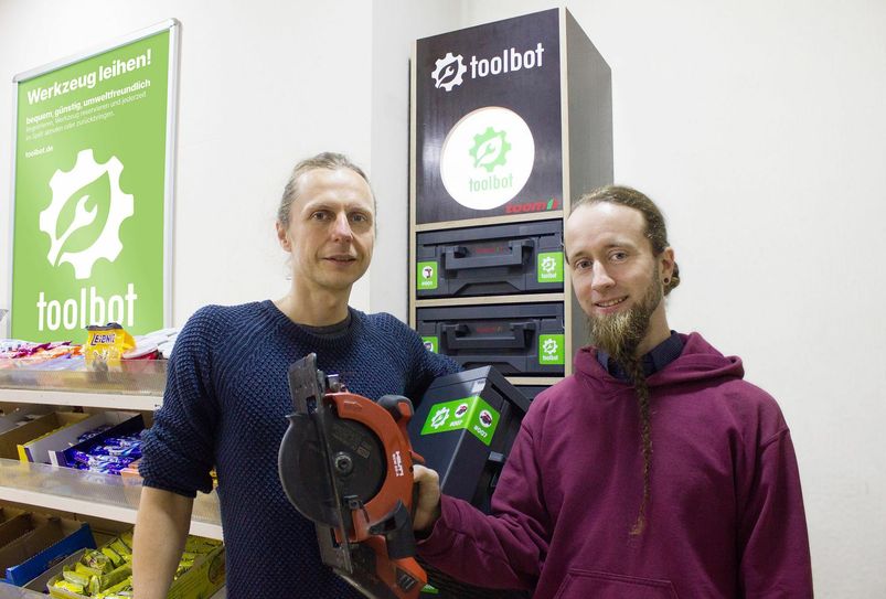 Jan Gerlach und Christian Lehmann (v.l.): »In Zukunft sollen Toolbots ebenso auf Plätzen und vor Supermärkten zu finden sein und auch andere nützliche Dinge verleihen, die man nicht ständig benötigt«. Foto: Toolbot