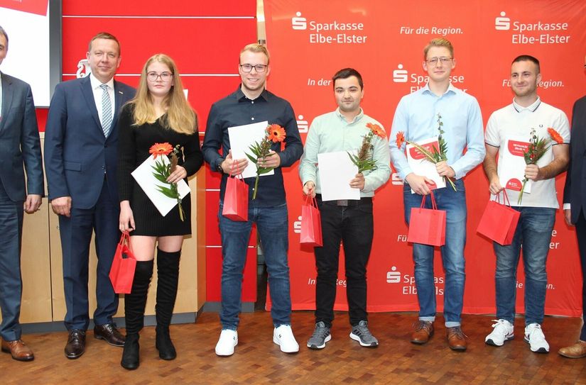 Frank Prescher, Vorstandsvorsitzender der Sparkasse Elbe-Elster, Landrat Christian Heinrich Jaschinski, Lena Grohmann, Jan Jädicke, Leon Ludwig, Anton Meiwald, Richard Bulang mit Brandenburgs Innenminister Michael Stübgen (v.l.).