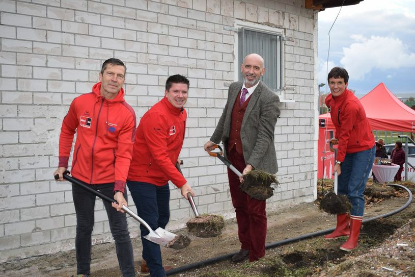 Am bestehenden Gebäude im Sportpark erfolgt der Anbau der neuen Geschäftsstelle. Foto: spa