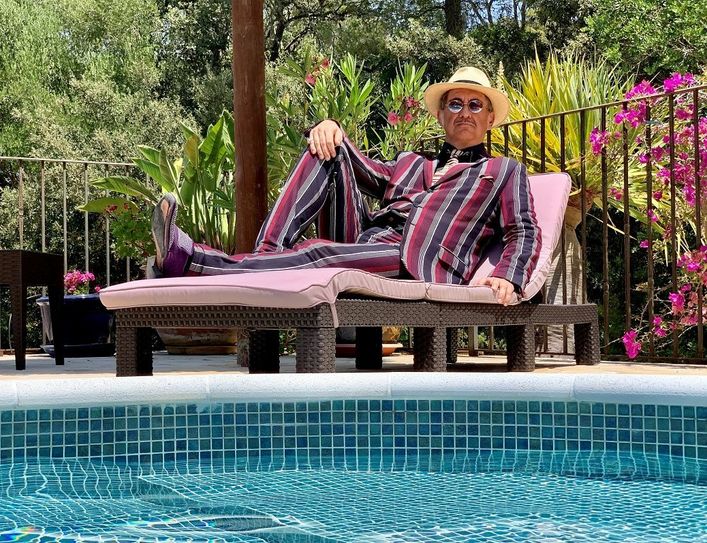 Der Pate (Bert Callenbach) entspannt sich am Pool.... Fotos: First Class Concept
