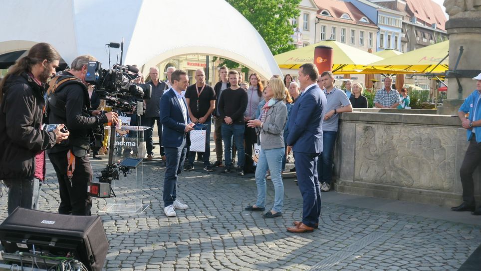 Viele Interessierte folgten den Gesprächen im Stadthaus und auch hier auf dem Cottbuser Altmarkt. Foto: Dany Dawid
