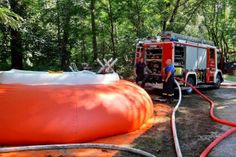 Wasserbehälter werden aufgefüllt.