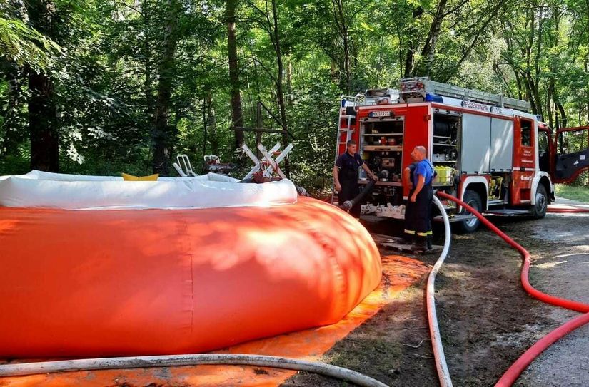 Wasserbehälter werden aufgefüllt.