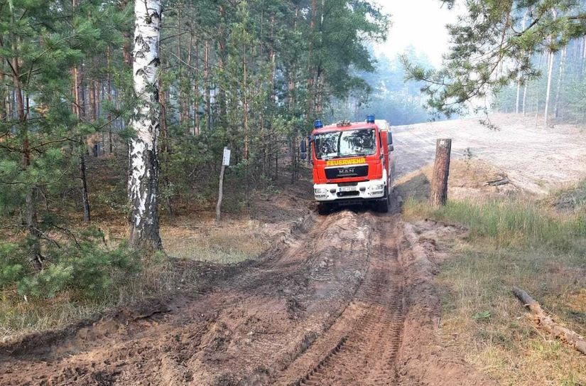 Die Rettungskräfte haben mit schwierigen Wegen zu kämpfen.