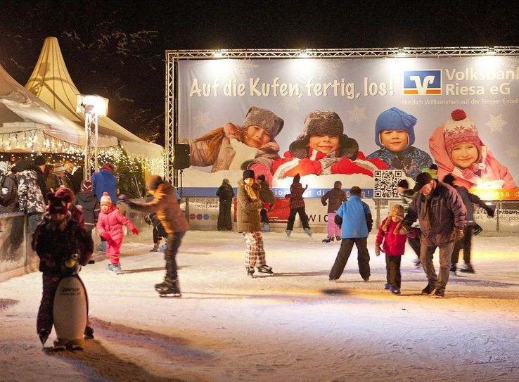 Auf der Eisbahn gibt es in diesem Jahr sogar Eislaufkurse - gleich anmelden! Foto: Archiv
