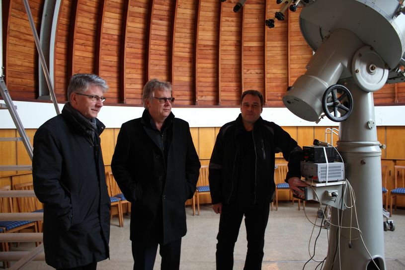 Volker Bartko (links), Geschäftsführer BBB mbH und Jörg Drews (Mitte), Geschäftsführer Hentschke Bau GmbH testen die neue Kuppel-Antriebstechnik mit Helmar Brauer, Mitarbeiter der Sternwarte. Foto: Keil