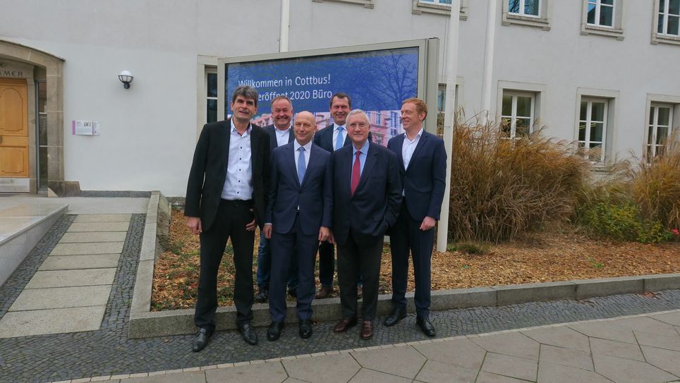 Das forsa Institut plant die Büroeröffnung für Januar in Cottbus. Am Dienstag, 3. Dezember, kamen alle Beteiligten zusammen, und waren sich einig, dass mit der Ansiedlung der Dienstleistungsstandort Cottbus weiter gestärkt wird. Foto: Dany Dawid