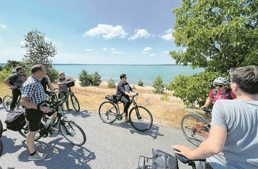 Die Fahrradtour anlässlich der »LausitzWerkstatt 2022« machte auch einen Halt am Partwitzer See, der mit einer Wassertiefe von bis zu 55 Metern zu den tiefsten und größten Seen im Lausitzer Seenland zählt.