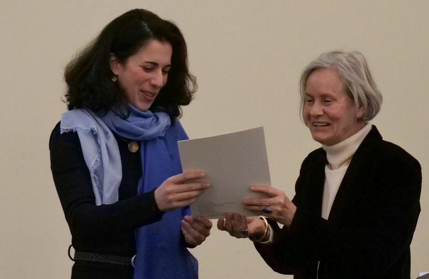 Die Stifterin dieses Preises, Frau Dr. Gerhild von Schuch (re.), übergab die Auszeichnung persönlich am Marie Jaqout. Foto: Museen der Stadt Dresden / Sophie Arlet