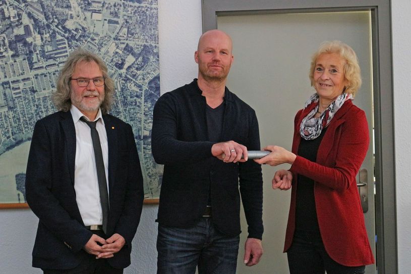 Übergabe des symbolischen Staffelstabes im Bauamt (von rechts): Margitta Görs, ihr Nachfolger Marco Babenz und Bürgermeister Werner Suchner. Foto: Stadt Calau/Jan Hornhauer