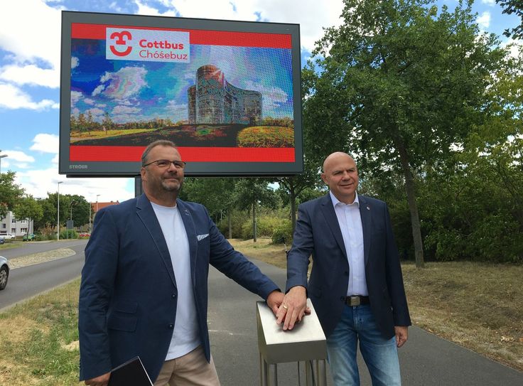 Der zuständige Geschäftsbereichsleiter der Stadtverwaltung, Thomas Bergner, und Frank Geßner, Regionalleiter Ost Ströer Deutsche Städte Medien GmbH, präsentieren die erste neue Anlage der Öffentlichkeit.