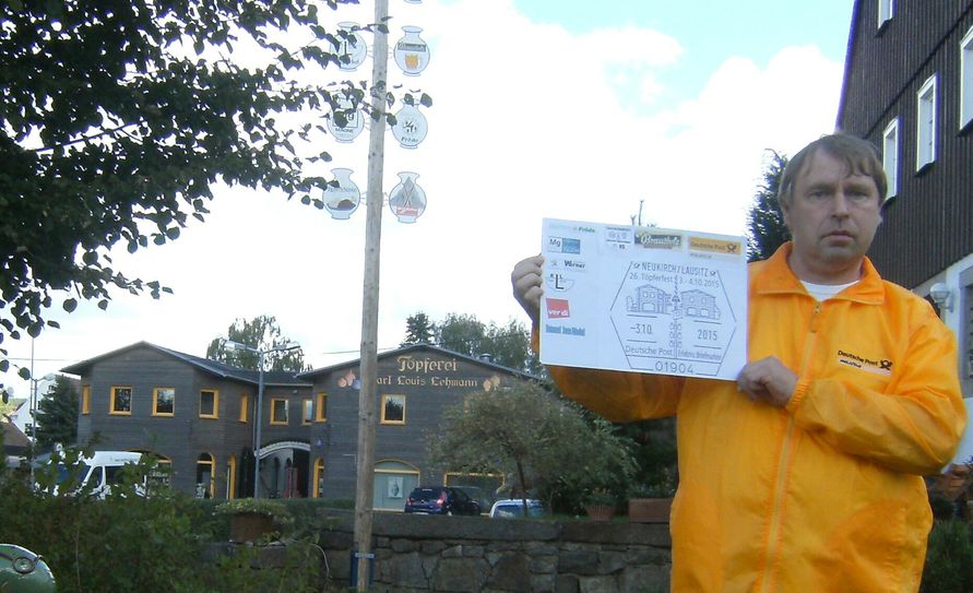 Jens Riedel präsentiert hier Töpferfeststempel und Motivvorlage in einem Bild. Foto: privat