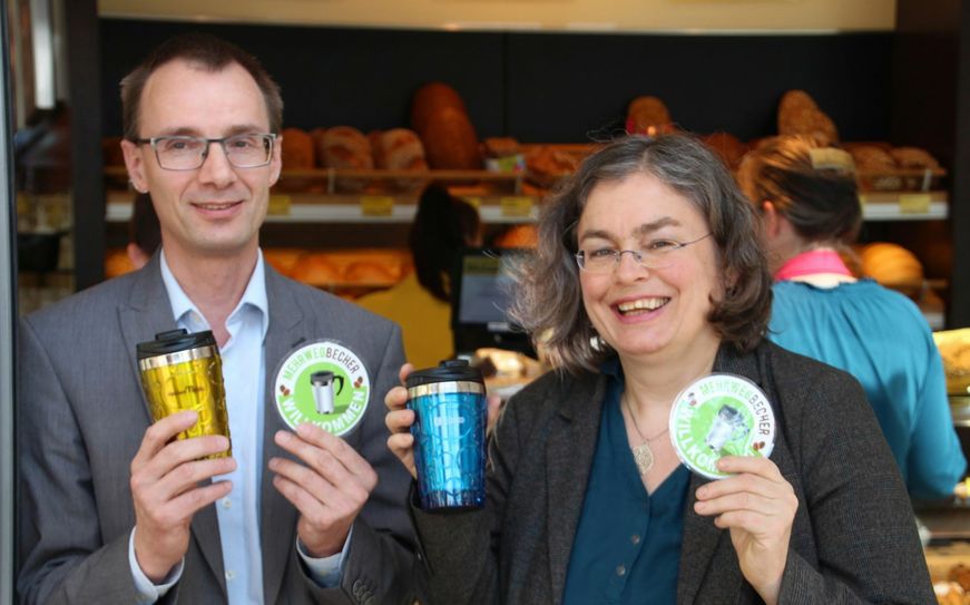 Mathias Möbius, Geschäftsführer Bäckerei Möbius und Umweltbürgermeisterin Eva Jähnigen mit Becher und Aufkleber. Foto: Schramm
