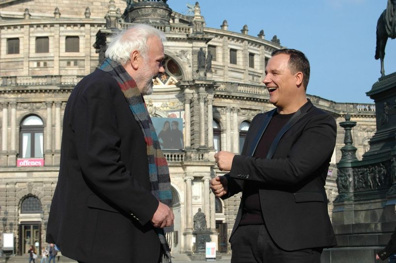 Gunther Emmerlich übergibt die Moderation des SemperOpernballs an Guido Maria Kretschmer. Fotos: Pohl