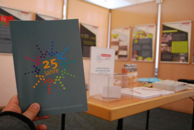 Die Ausstellung ist noch bis 10. November in der Stadtbibliothek Weißwasser zu sehen. Foto: Keil