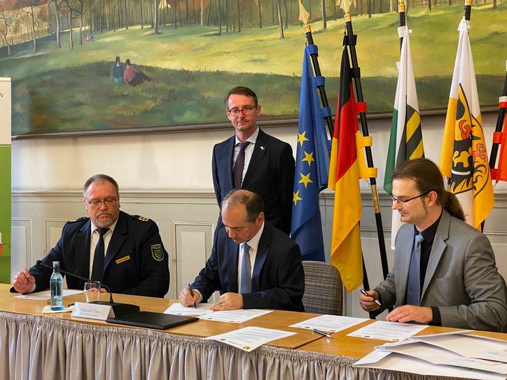 Bei der Unterzeichnung der Kooperationsvereinbarung (v.l.): Polizeipräsident Manfred Weißbach, Oberbürgermeister Octavian Ursu (vorne), Innenminister Roland Wöller (hinten) und der Geschäftsführer des Landespräventionsrates, Sven Forkert. Foto: Stadt Görlitz