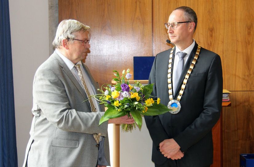 Stadtrat Heiner Schleppers (links) übergab dem neuen Oberbürgermeister Karsten Vogt die Amtskette von Bautzen.