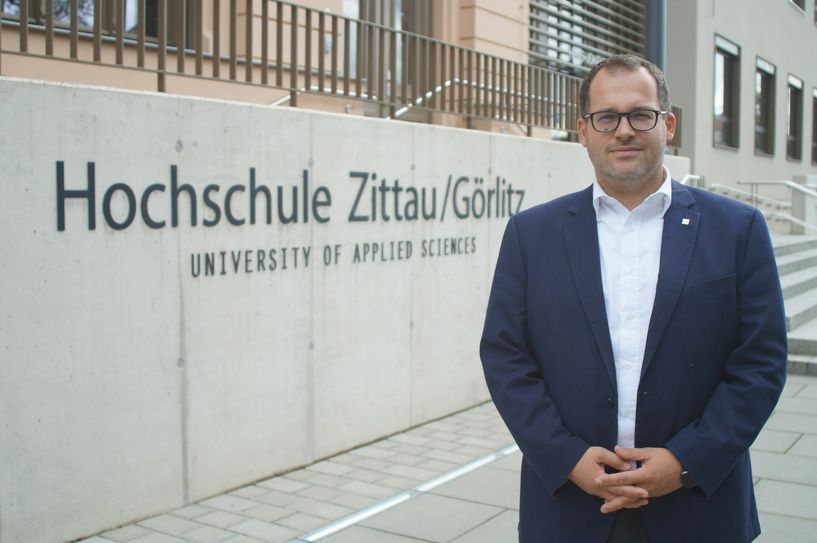 Alexander Kratzsch leitet seit März 2020 die Geschicke der Hochschule. Nach einen mehr als Herausfordernden ersten Semester als Rektor freut er sich jetzt auf das neue Studienhalbjahr. Foto: T. Keil