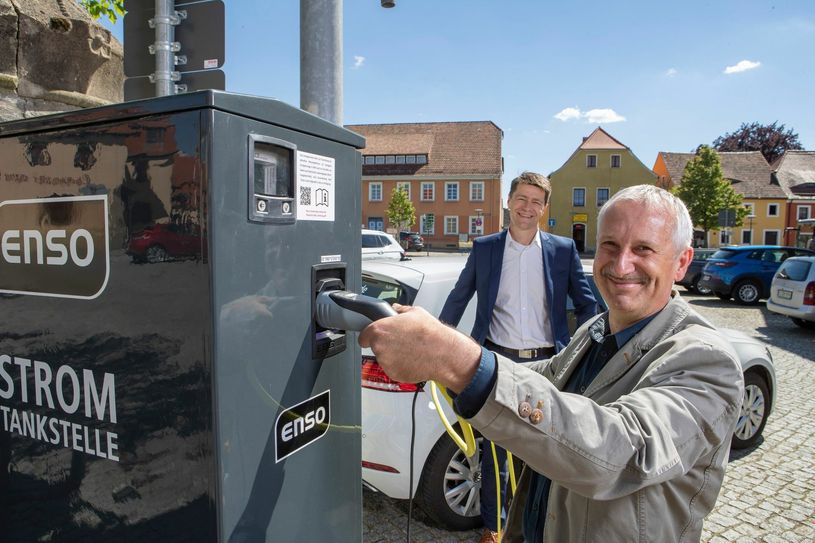 BM Jürgen Arlt bei der Inbetriebnahme einer E-Ladesäule. Foto: ENSO/Lutz Weidler