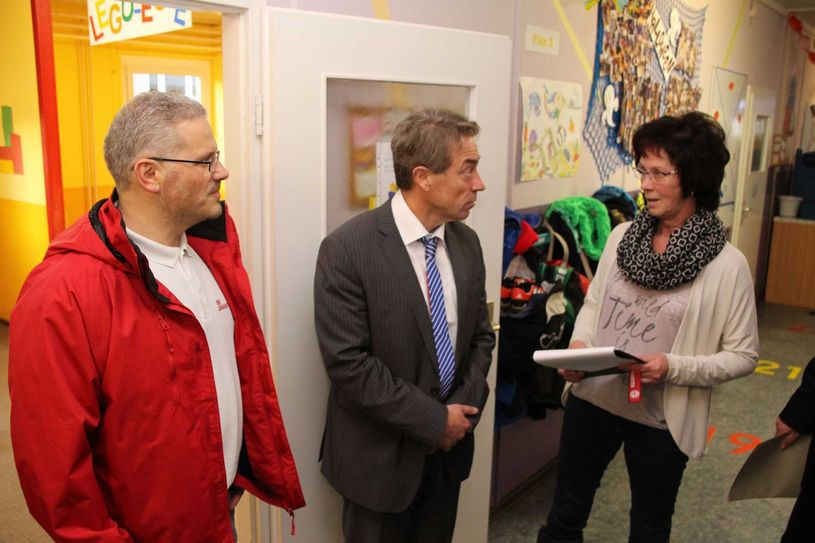 Johanniter-Regionalvorstand Matthias Rudolf (links) und Hort-Chefin Petra Wagner erklärten Minister Baaske die Lage vor Ort. Foto: jho