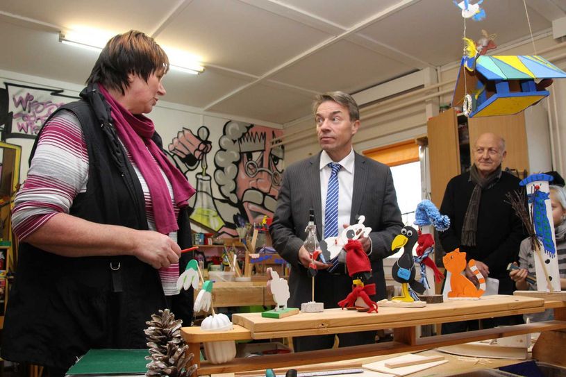 Brandenburgs Bildungsminister Günter Baaske (Mitte) erfuhr aus erster Hand von Erzieherin Karin Gnädig, in welch  desolatem Zustand sich der Hort derzeit befindet. Foto: jho