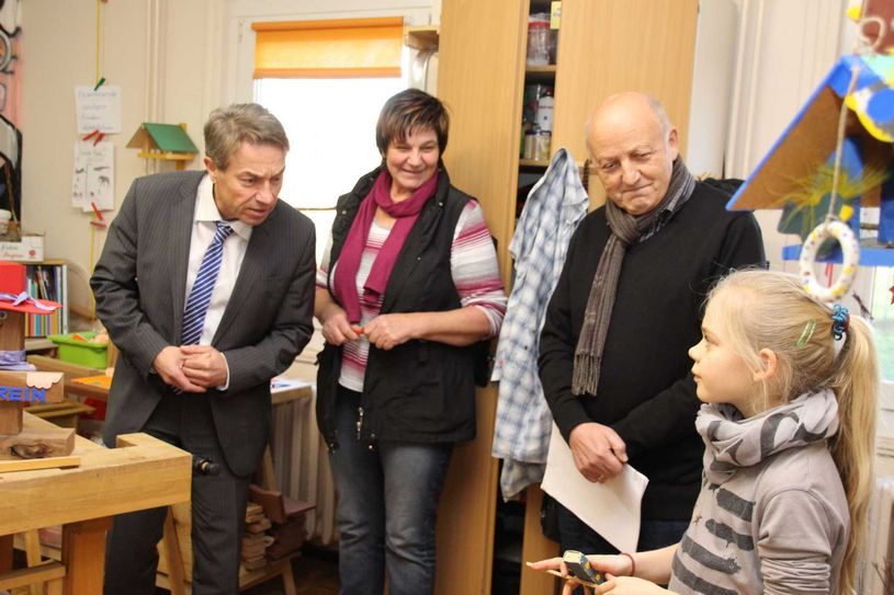 Hinzu kommt auch, dass im Winter regelmäßig Kondenswasser die Wände runterläuft. Auch die Kinder, wie hier Selina Tilgner, klagten dem Minister aus Potsdam ihr Leid mit den Räumen. Foto: jho