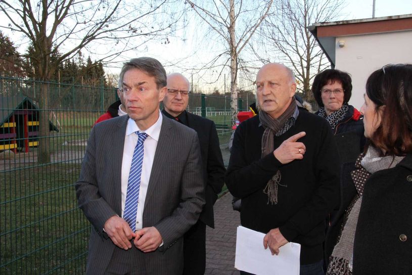Auch das Außengelände wurde erkundet. Hier soll eigentlich ein Neubau her. Foto: jho