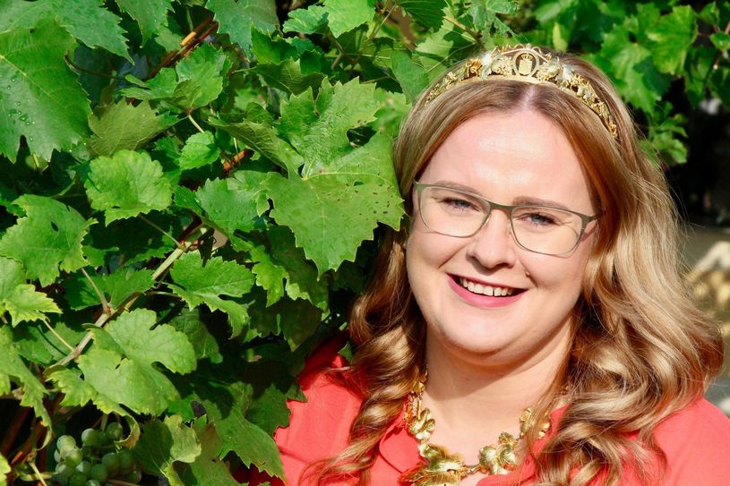 Ob die Sächsische Weinkönigin Maria Lehmann (29) zur Deutschen Weinkönigin gekürt wird, entscheidet sich Ende September in Neustadt an der Weinstraße. Foto: Lindackers