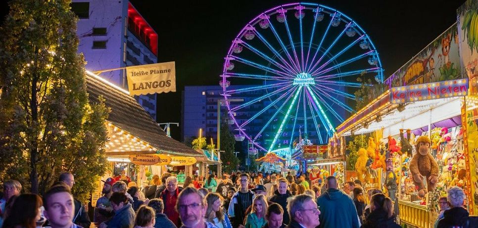 Der Platz zwischen Lausitzhalle und Lausitztower lädt mit Fahrgeschäften, Schausteller- und gastronomischen Angeboten vom 9. bis 11. September
zum Flanieren ein.