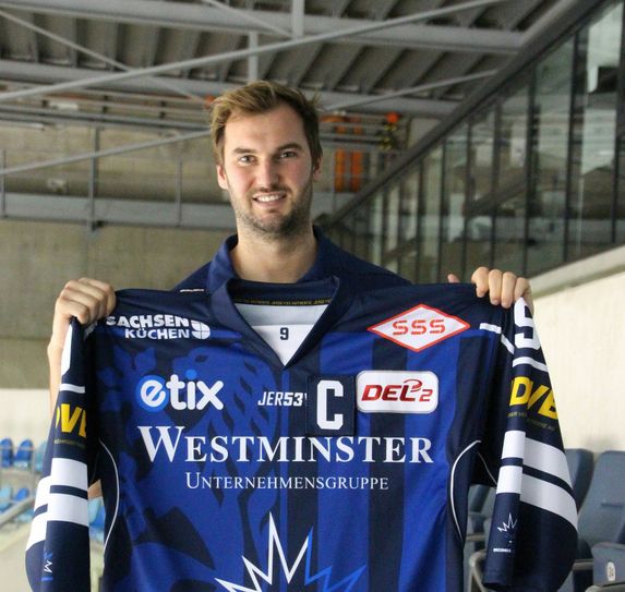 Jordan Knackstedt #9, der neue Eislöwen-Kapitän mit dem Saisontrikot. Foto: Büttner