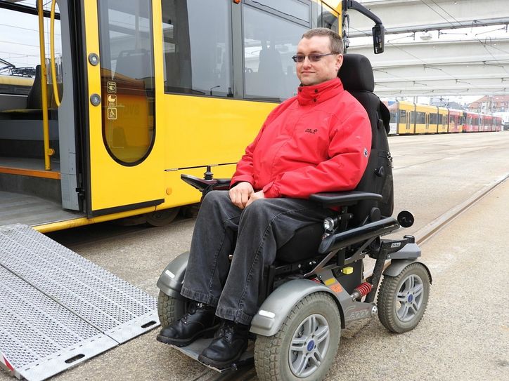 Thomas Pietsch fährt täglich auf Arbeit mit den öffentlichen Verkehrsmitteln. Er sagt: Bei einem schweren Unfall würde auch mein schwerer Rollstuhl umfallen. Es kann immer etwas passieren."