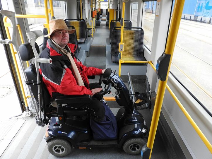 Jörg Vedder ist auf Bus und Bahn angewiesen. Mit seinem E-Scooter wird er allerdings nicht mehr befördert. "Mit ist noch nie etwas passiert. Nur weil ein Lkw einen Unfall verursacht hat, werden wir Scooter-Nutzer jetzt bestraft."