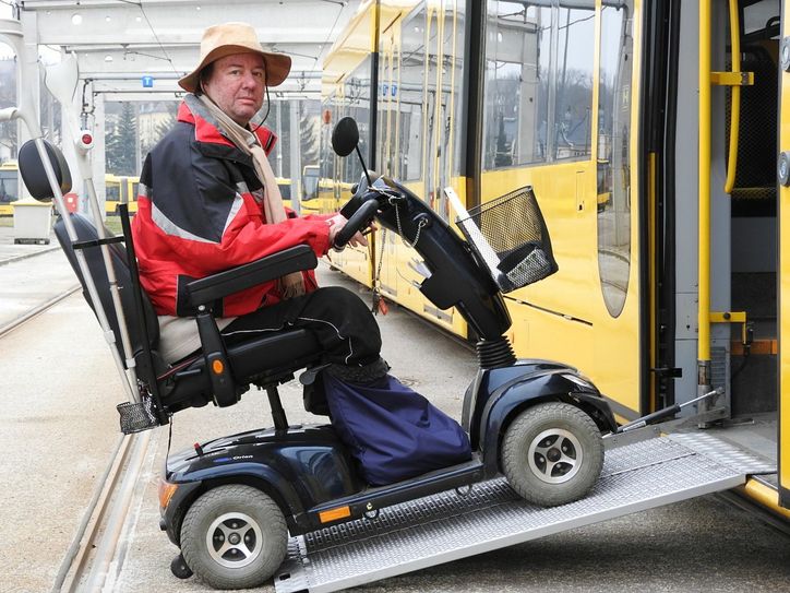 Jörg Vedder fährt zwar vorwärts in die Bahn, muss aber rückwärts rausrollen, was an vollen Haltestellen durchaus ein Problem werden kann. Foto: Pönisch