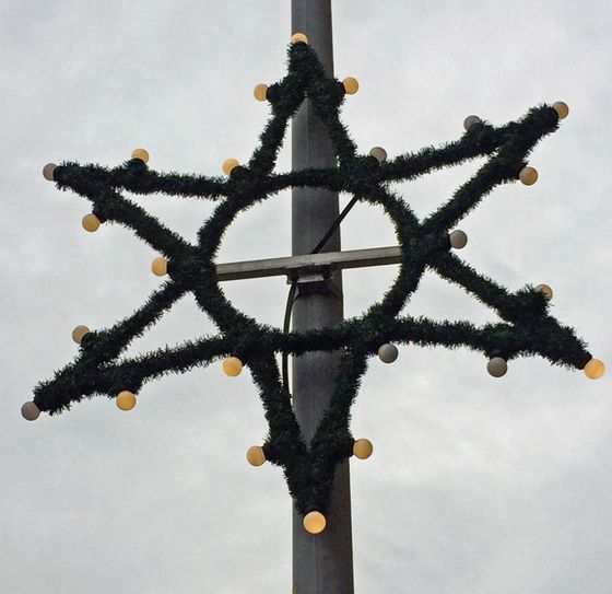 Die Lichtmasten präsentieren sich im weihnachtlichen Gewand. Fotos: Stadt Freital