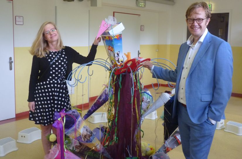 Bürgermeister Andreas Pfeiffer und Amtsleiterin Anne Dick überzeugten sich persönlich davon, dass der Zuckertütenbaum in diesem Jahr an der Regenbogen-Grundschule besonders prall gefüllte Früchte trug.