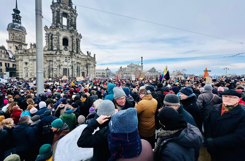 Erste Demo gegen Rechtsextremismus am 21. Januar 2024 in Dresden mit über 40.000 Teilnehmern.