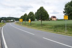 Auf dem Teilstück zwischen Kreisverkehr und dem Abzweig zur Umgehungsstraße wird die Asphaltschicht versiegelt.