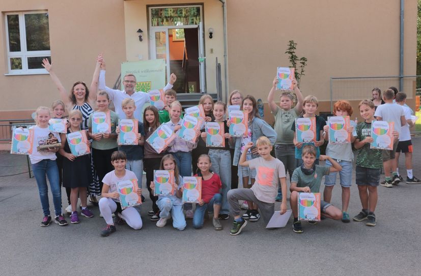 Die Krieschower Siegerklasse (5) präsentiert ihre wohlverdienten Auszeichnungen.