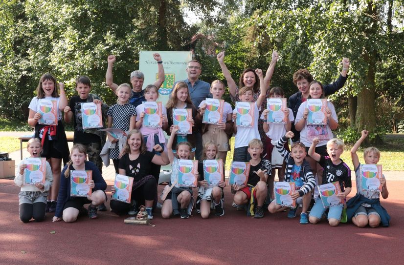 Die Kolkwitzer Siegerklasse (5a) ist stolz auf ihr Lesesommer-Ergebnis.