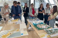 Anhand von Modellen stellten die Schüler ihre Ideen im Rathaus vor. Senftenbergs Bürgermeister Andreas Pfeiffer (2.v.li.) war begeistert.